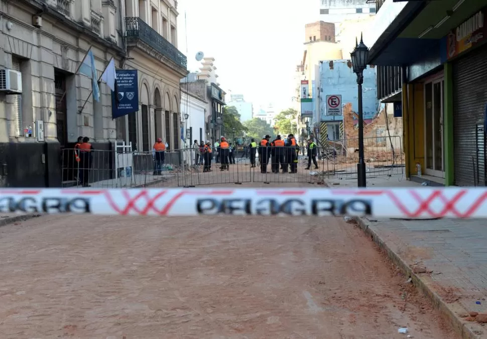 SIN TRÁNSITO EN LA CUADRA DEL DESASTRE. Los policías continuarán custodiando 24 de Septiembre al 500, que permanecerá cerrada por orden del fiscal. A la derecha se observan los ruinosos vestigios del edificio del Parravicini. la gaceta / fotos de franco vera