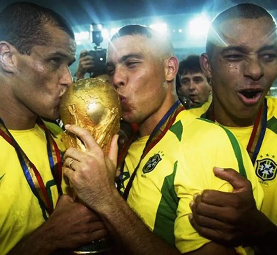 LAS IMÁGENES DEL CAMPEÓN. Un equipo con Cafú, Roberto Carlos, Rivaldo, Ronaldinho y Ronaldo parece invencible. Y de hecho lo fue durante la aventura por Oriente. Indiscutido, Brasil llegó al “penta”.                     fifa.com 