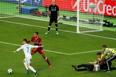 Papelón: el hincha que invadió la cancha y evitó el cuarto gol del Real Madrid