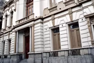 Preocupación por el estado de la fachada del museo de Bellas Artes Timoteo Navarro