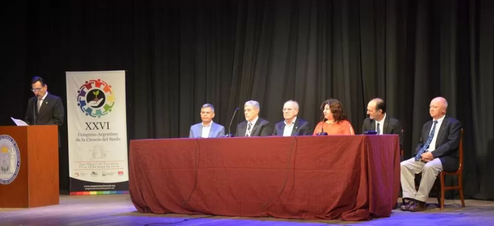 AUTORIDADES. Aldo Arroyo, Guillermo Studdert, José García, Erika Zain El Din, Agustín Sanzano y Hernán Salas López encabezaron la apertura del Congreso Argentino de la Ciencia del Suelo. CONGRESO ARGENTINO DE SUELOS 2018 