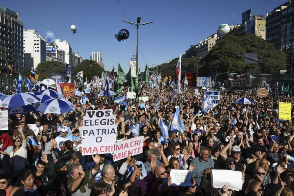 CONCENTRACIÓN. Miles de argentinos marcharon en rechazo a los tarifazos, la devaluación, los topes a las paritarias y a las reformas previsional y laboral. télam