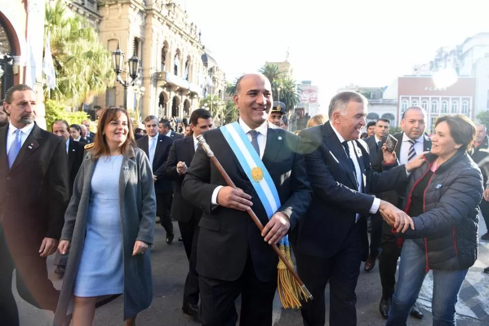 HACIA LA CATEDRAL. Manzur camina en compañía de su esposa y de Jaldo. la gaceta / foto de Analía Jaramillo