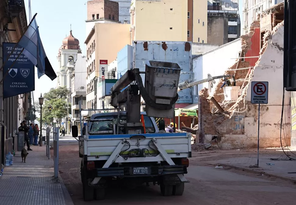 PARA EVITAR OTRO DERRUMBE. Ayer, se realizaron los trabajos para desarmar las estructuras dañadas del ex Parravicini, al ser consideradas de riesgo. la gaceta / Foto de José Nuno