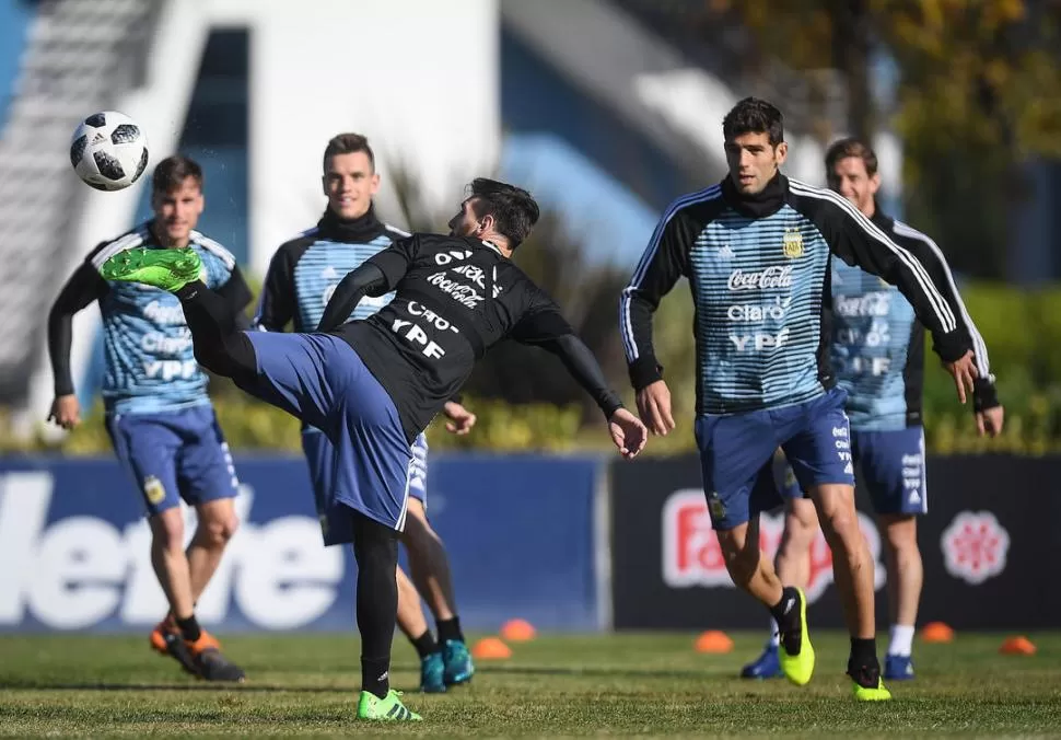 UN SHOW. Messi se divirtió junto al resto de los jugadores de la Selección ayer, durante la práctica de fútbol en Ezeiza. télam