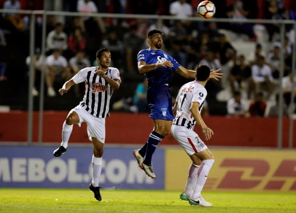 EN LO MÁS ALTO. Díaz cabecea ante Libertad. Atlético se codeará con los mejores. reuters