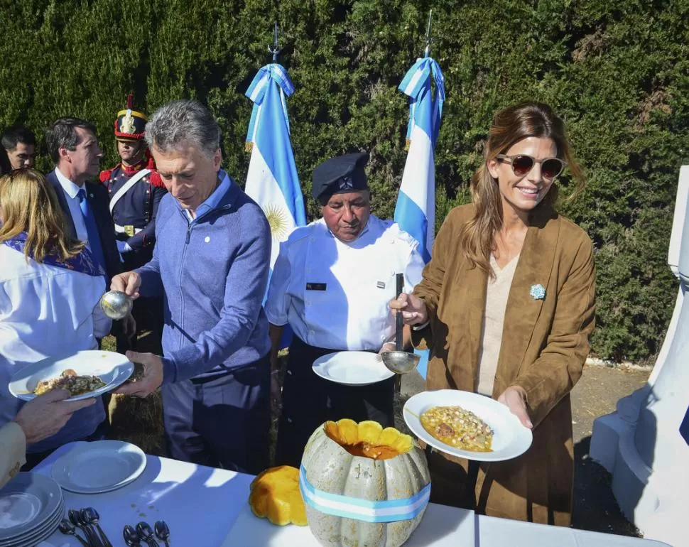 DE FAJINA. Macri y Awada sirven los platos de locro en la quinta de Olivos. 