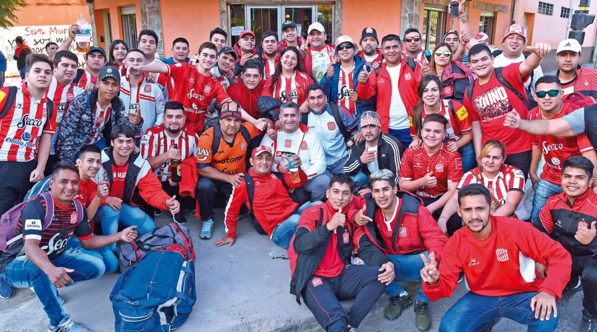 LOS HINCHAS DEL SANTO A JUNÍN. LA GACETA/ DIEGO ARÁOZ