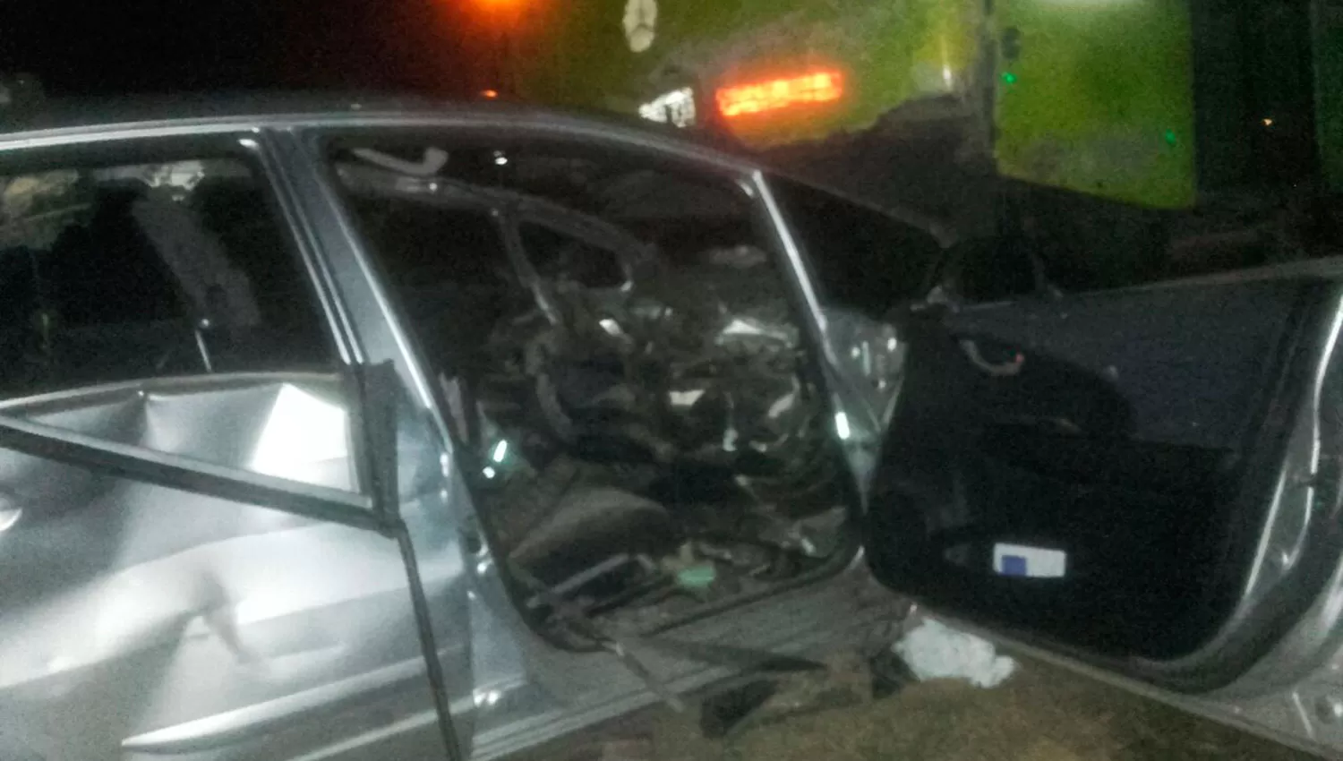 El auto que chocó contra el colectivo sufrió graves daños. FOTO GENTILEZA DE LOS BOMBEROS DE ALDERETES