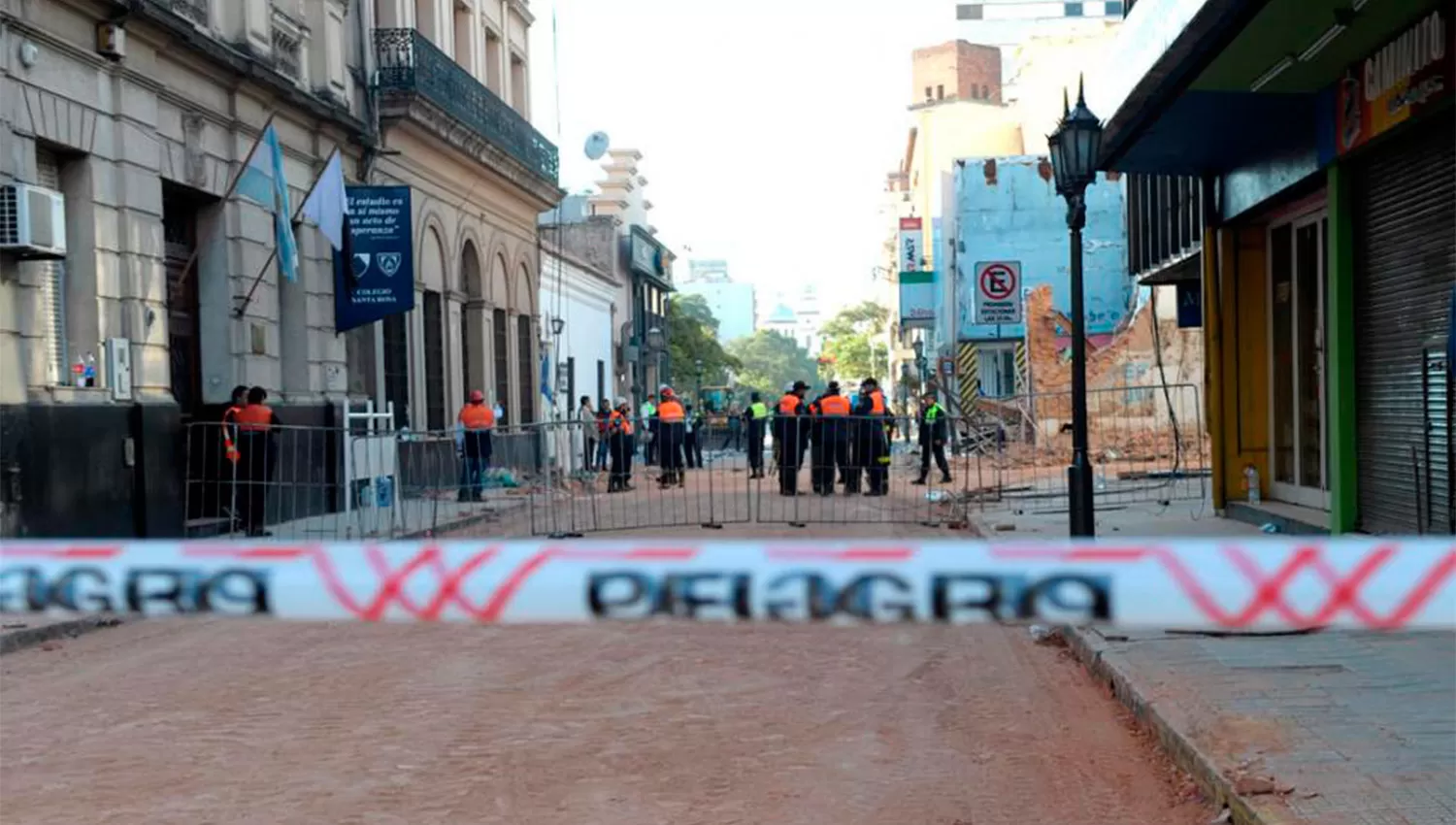 ABRIRÁ SUS PUERTAS. El colegio Santa Rosa volverá a dictar clases luego del derrumbe del ex Parravicini, que se encontraba al frente de su edificio. (LA GACETA / FRANCO VERA)