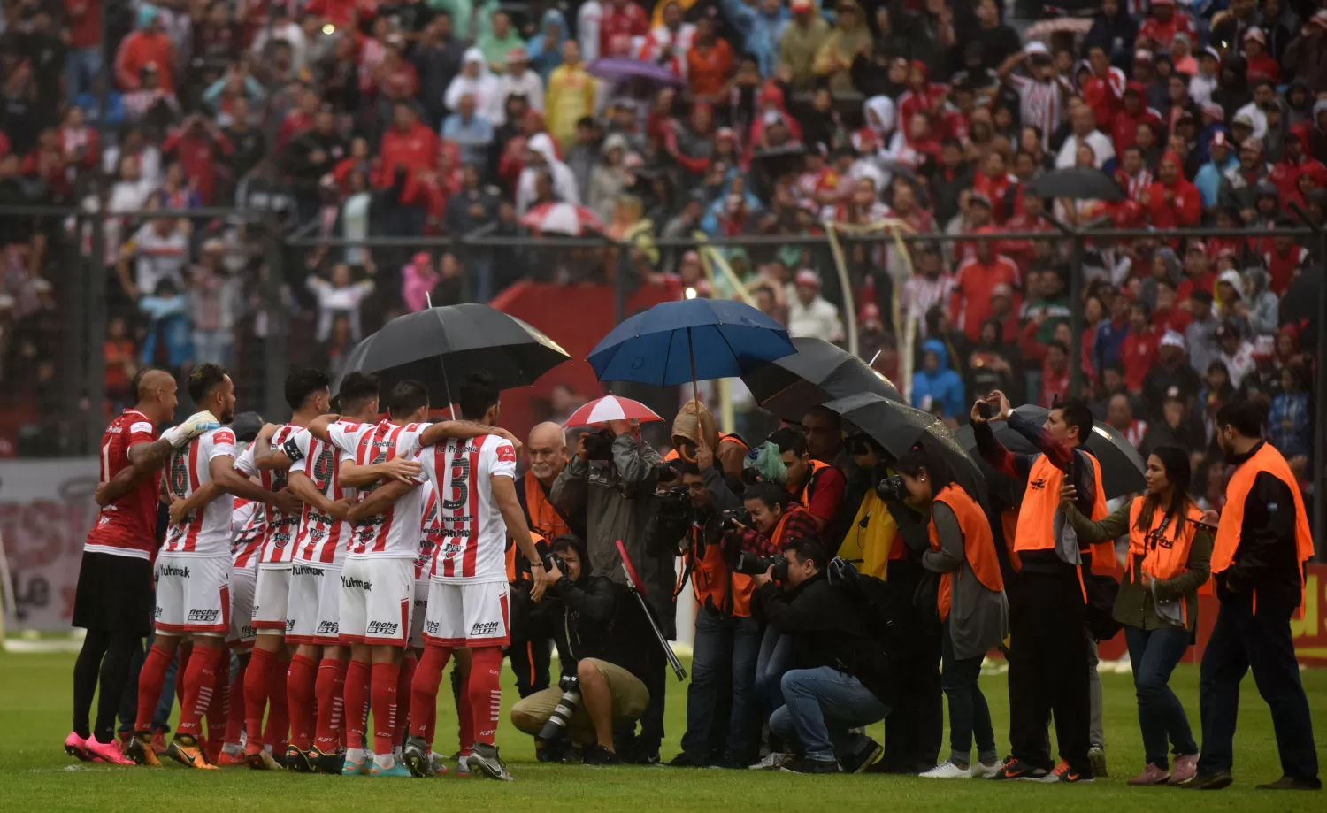 PREPARADOS. El plantel de San Martín enfrenta esta tarde a Sarmiento. FOTO LA GACETA/ FRANCO VERA.