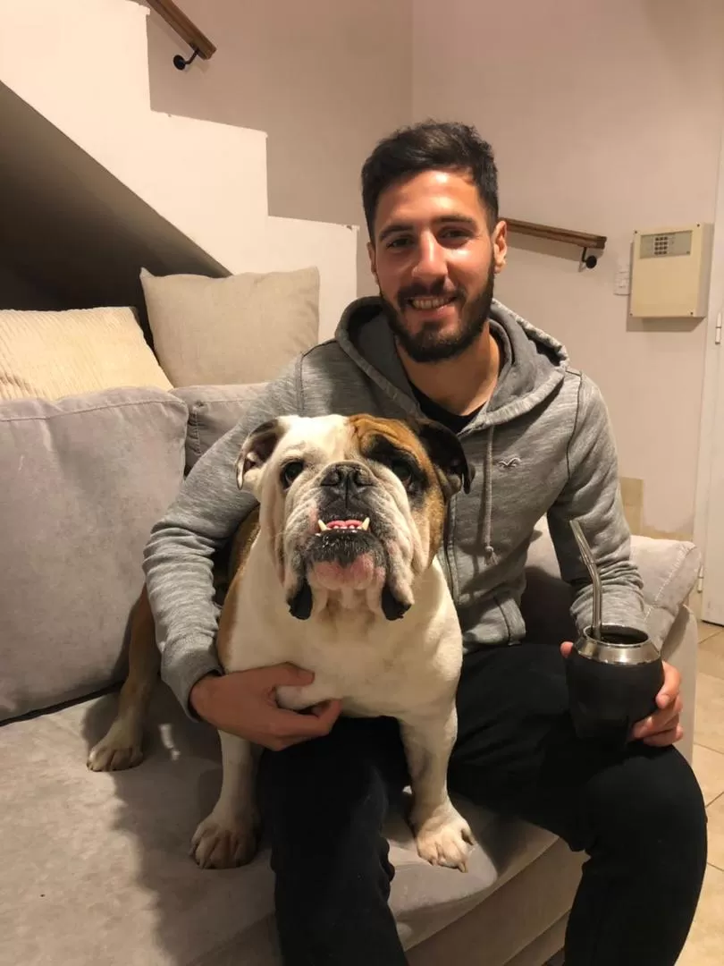 FELICIDAD. Patricio Vidal en su casa con su mascota Tite.  