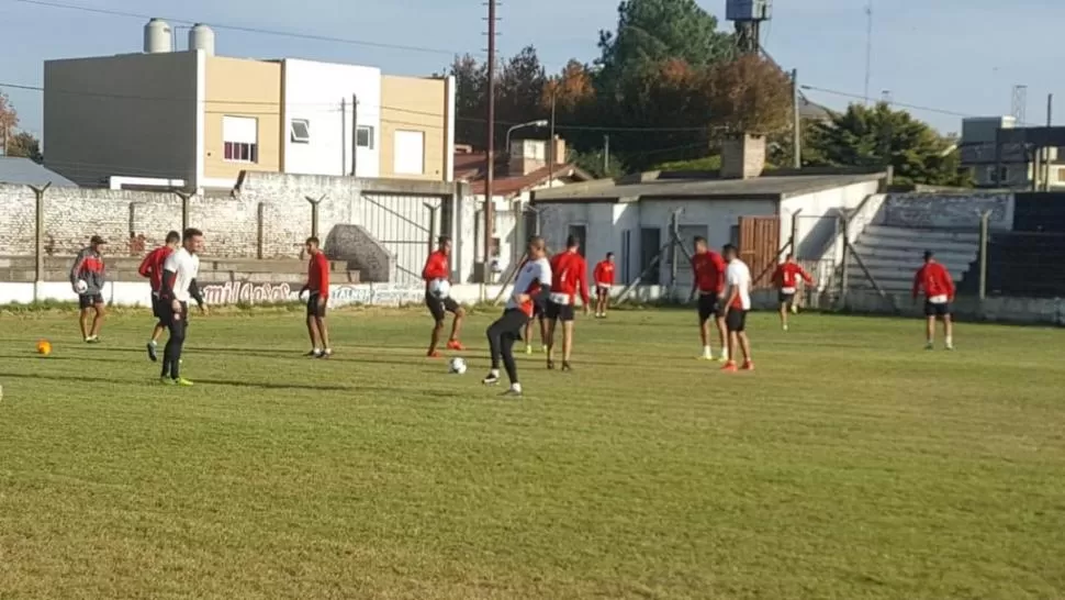 SESION REGENERATIVA. El plantel sólo abandonó la concentración para realizar una práctica en un club de la zona.  