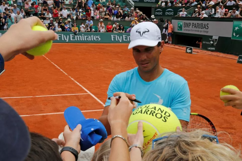 DÍA DE NIÑOS. El “kids day” le da oportunidad a los más chicos de ver a sus ídolos. Rafael Nadal no dejó de firmar autógrafos. Reuters