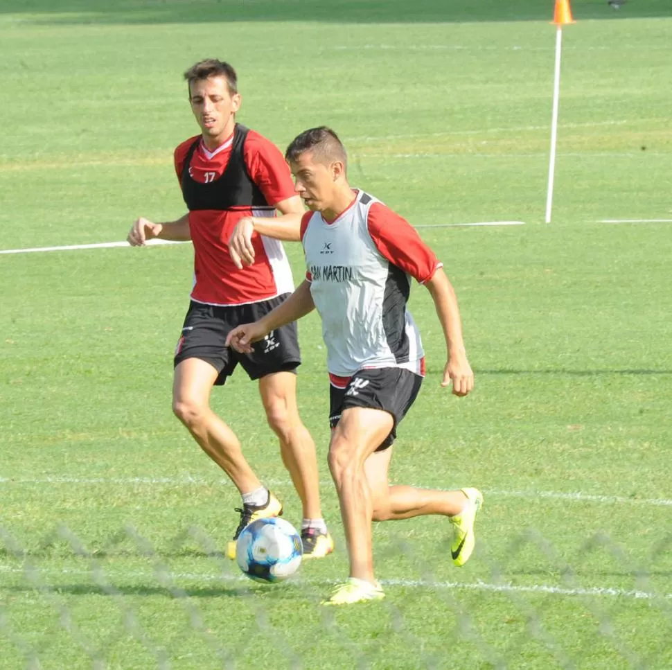 GRATOS RECUERDOS. Walter Busse volverá a jugar en Junín, donde estuvo dos temporadas. Atrás aparece Lucas Bossio. la gaceta / foto de hector peralta (archivo)