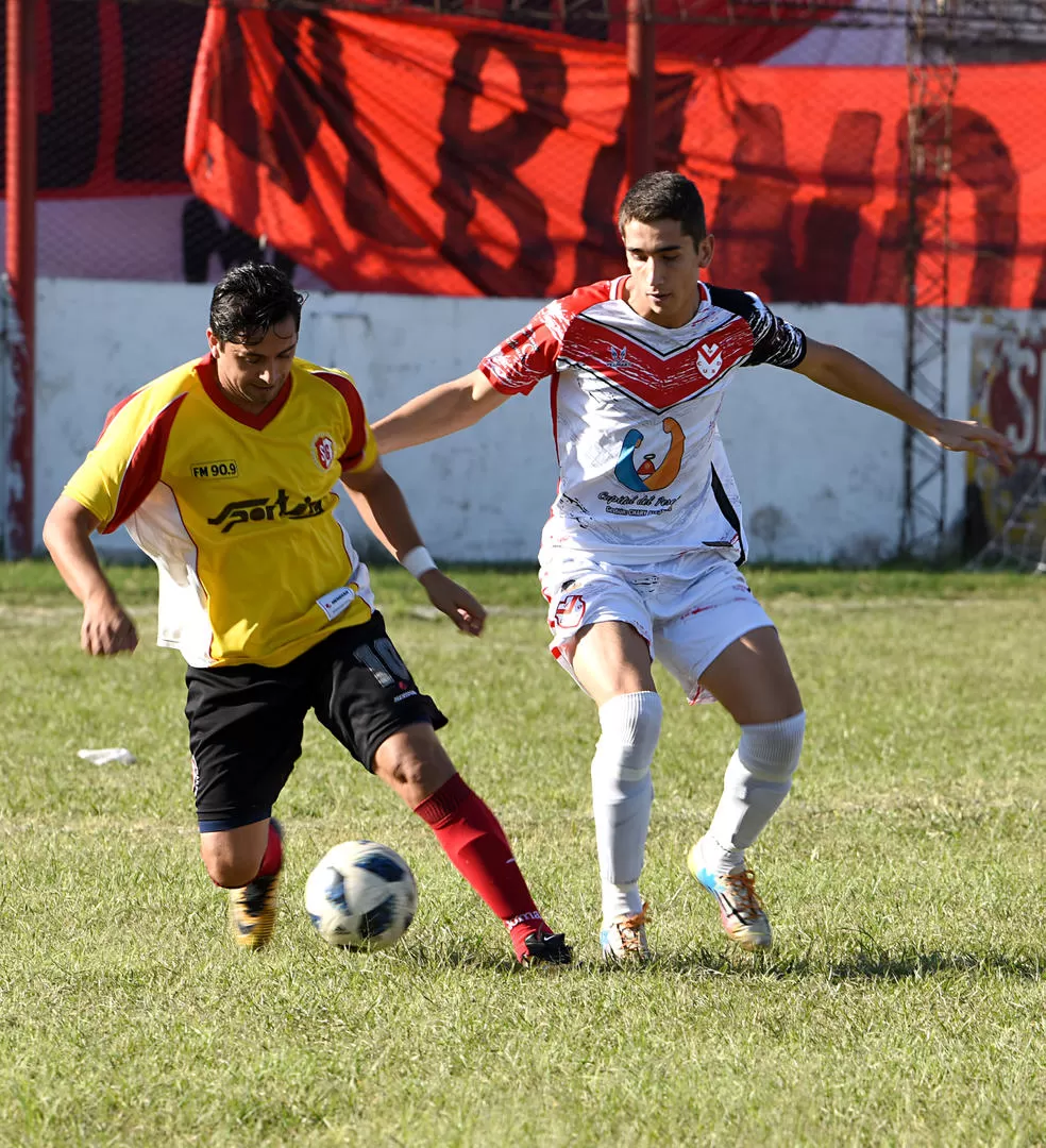 MUCHA LUCHA Y POCO JUEGO. Santiago Condorí, de Sportivo, cubre la pelota ante la marca a presión de Luciano Varela. la gaceta / Foto de José Nuno