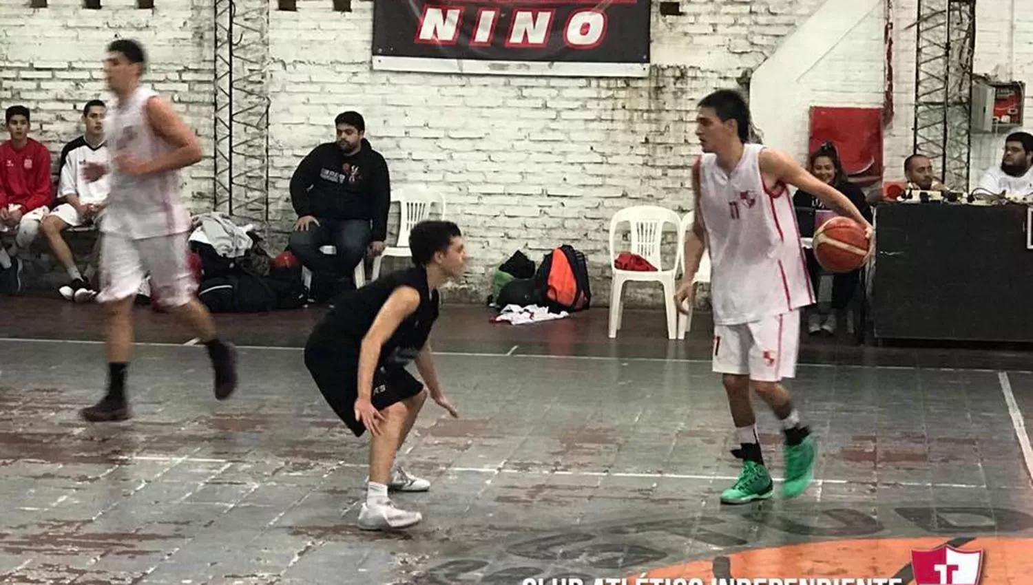 Matías Palacios, del rojo, traslada el balón.
FOTO TOMADA DE PRENSA CLUB INDEPENDIENTE