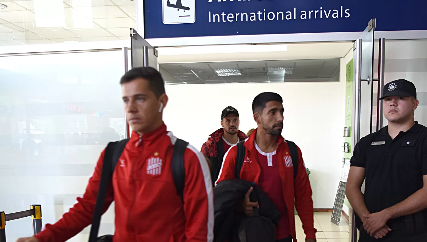 EL REGRESO. Los jugadores de San Martín aterrizaron en Tucumán cerca de las 15. (LA GACETA / JOSÉ NUNO)