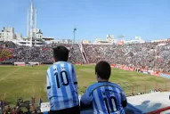 La Selección se entrenó en un estadio colmado únicamente por niños y niñas