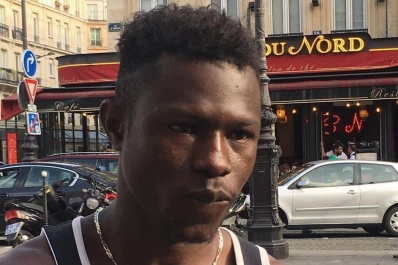 Video: un hombre trepó un edificio para salvar a un niño que estaba a punto de caerse