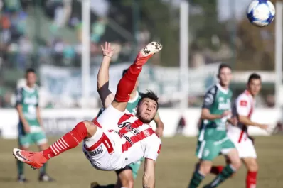 Si bien Germán Delfino puso lo suyo, San Martín cayó ante Sarmiento porque repitió viejos errores