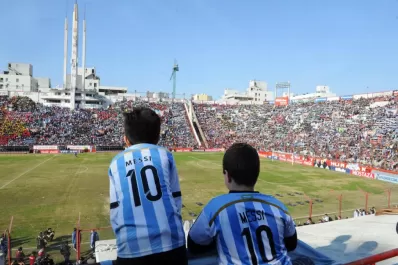 La Selección se entrenó en un estadio colmado únicamente por niños y niñas