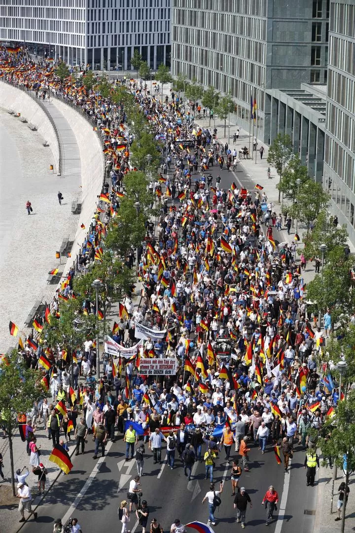 ULTRADERECHA. Los manifestantes cantaron contra los extranjeros.  reuters