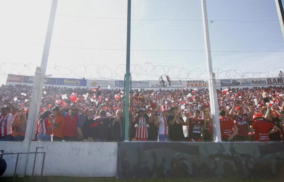 LOCALES, OTRA VEZ. A pesar de la incomodidades, el hincha se hizo escuchar. fotos de maría silvia granara (especial para la gaceta)