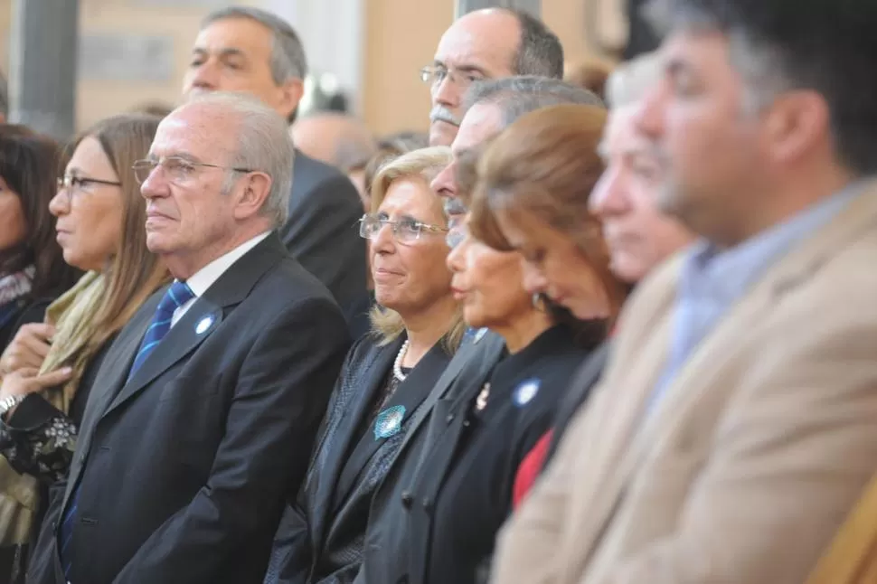 DESPEDIDA. Bardón -a la izquierda de García- encabezó su último acto de aniversario de la UNT como rectora. la gaceta / foto de Antonio Ferroni