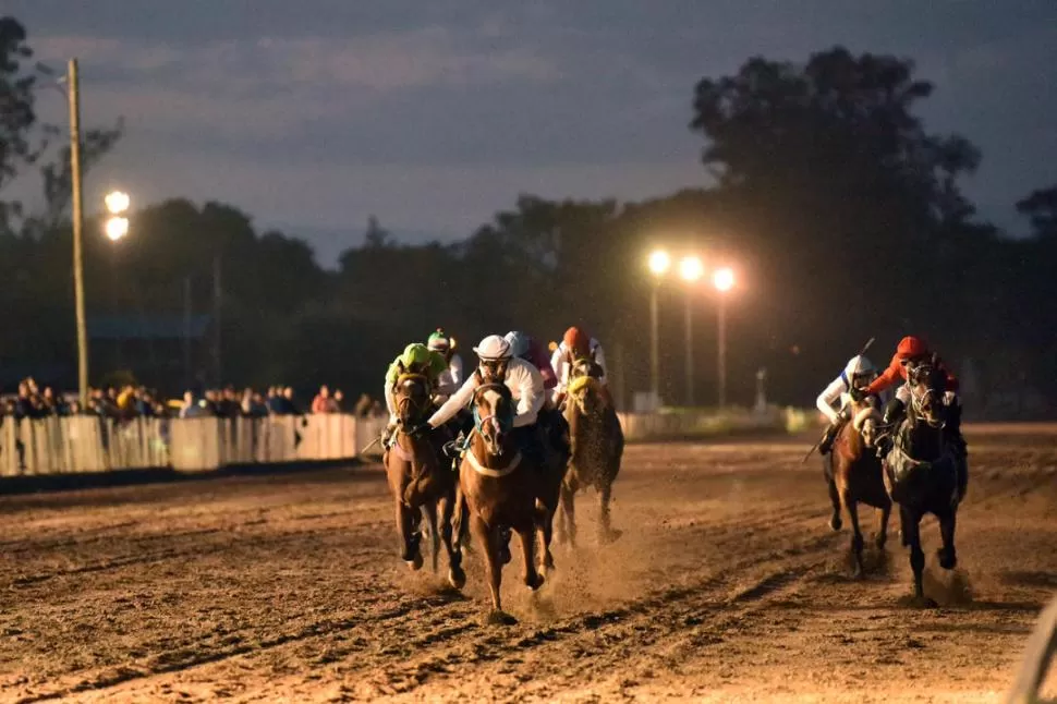 MOSTRÓ TODA SU JERARQUÍA. El alazán De Cero logró una clara victoria en los 1.600 metros del clásico “25 de Mayo”. la gaceta / foto de Inés Quinteros Orio