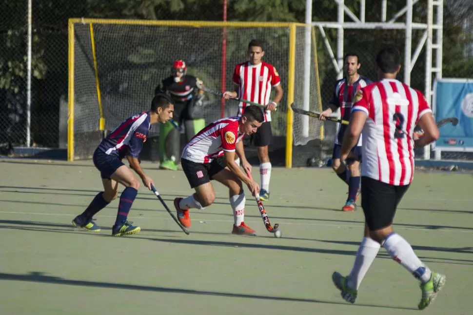 CON BOCHA DOMINADA. Gonzalo Matta trata eludir a un jugador “azzurro”. la gaceta / FOTO DE JORGE OLMOS SGROSSO