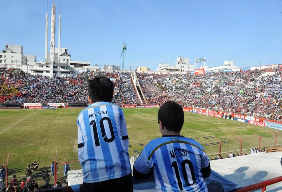 TODOS FELICES. Los chicos vibraron con sus ídolos de cerca mientras que los jugadores disfrutaron del aliento.  telam