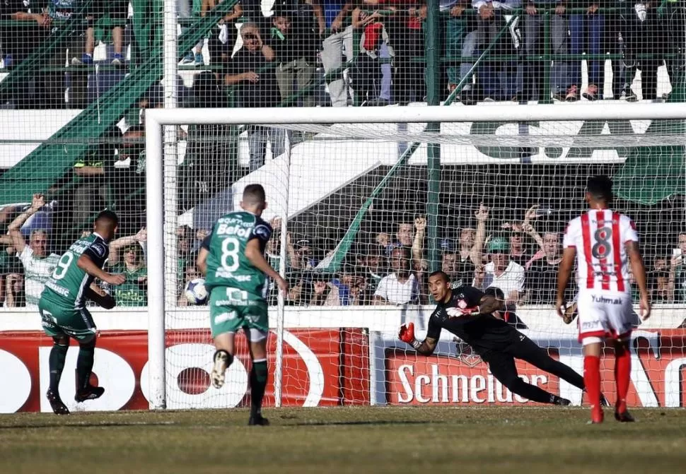 NO PUDO. Arce adivinó la dirección del remate de Miracco, pero no le alcanzó. foto de maría silvia granara (especial para la gaceta)