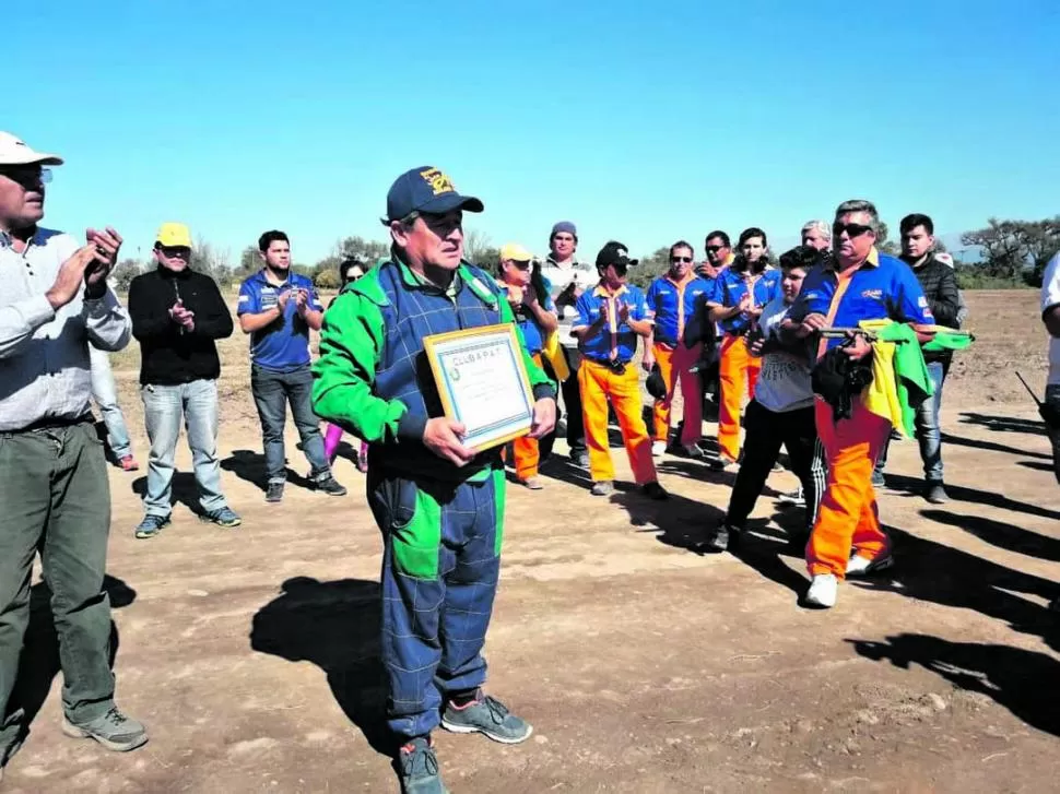 HOMENAJE. La APAT, que organiza el torneo, dio un diploma al papá de Pintos. GENTILEZA APAT