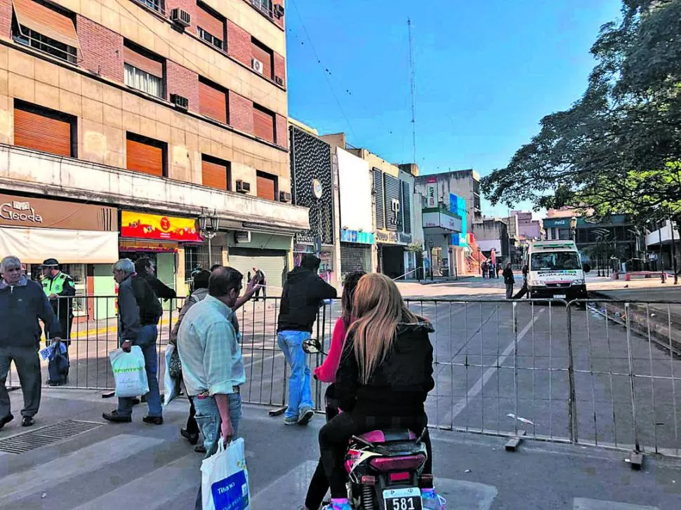 EL SITIO DEL DESASTRE. Ocasionales transeúntes y conductores se detienen a observar las ruinas. Sólo unos pocos negocios reabrieron sus puertas. LA GACETA / FOTO DE ROBERTO DELGADO  