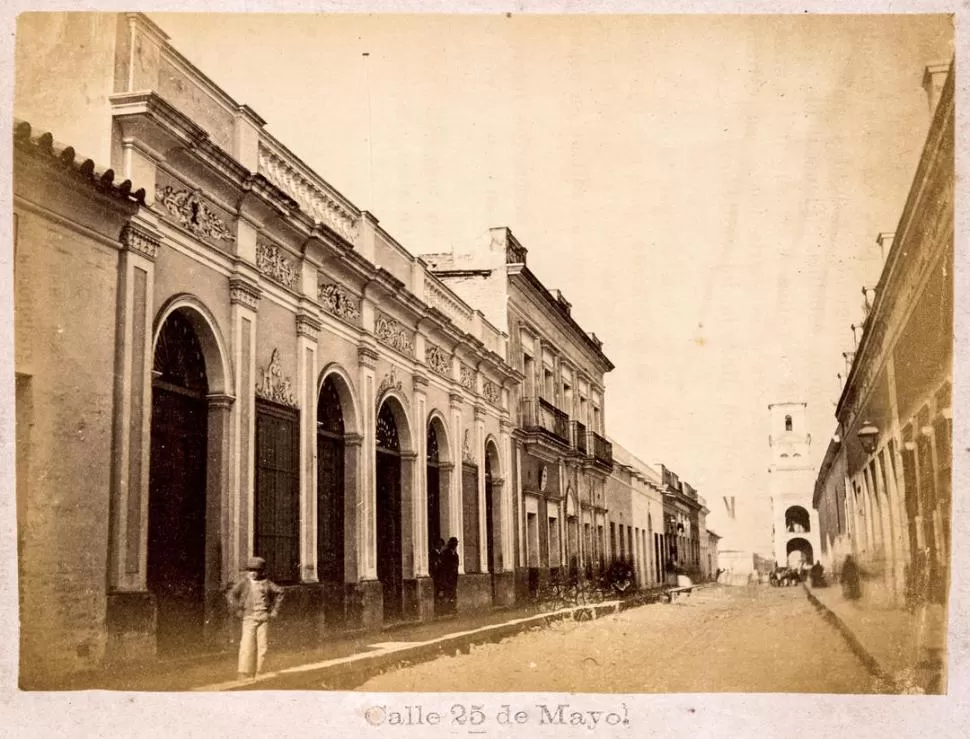 25 DE MAYO AL 100. Aspecto de la arteria en la década de 1870, documentado en una foto de Ángel Paganelli. 