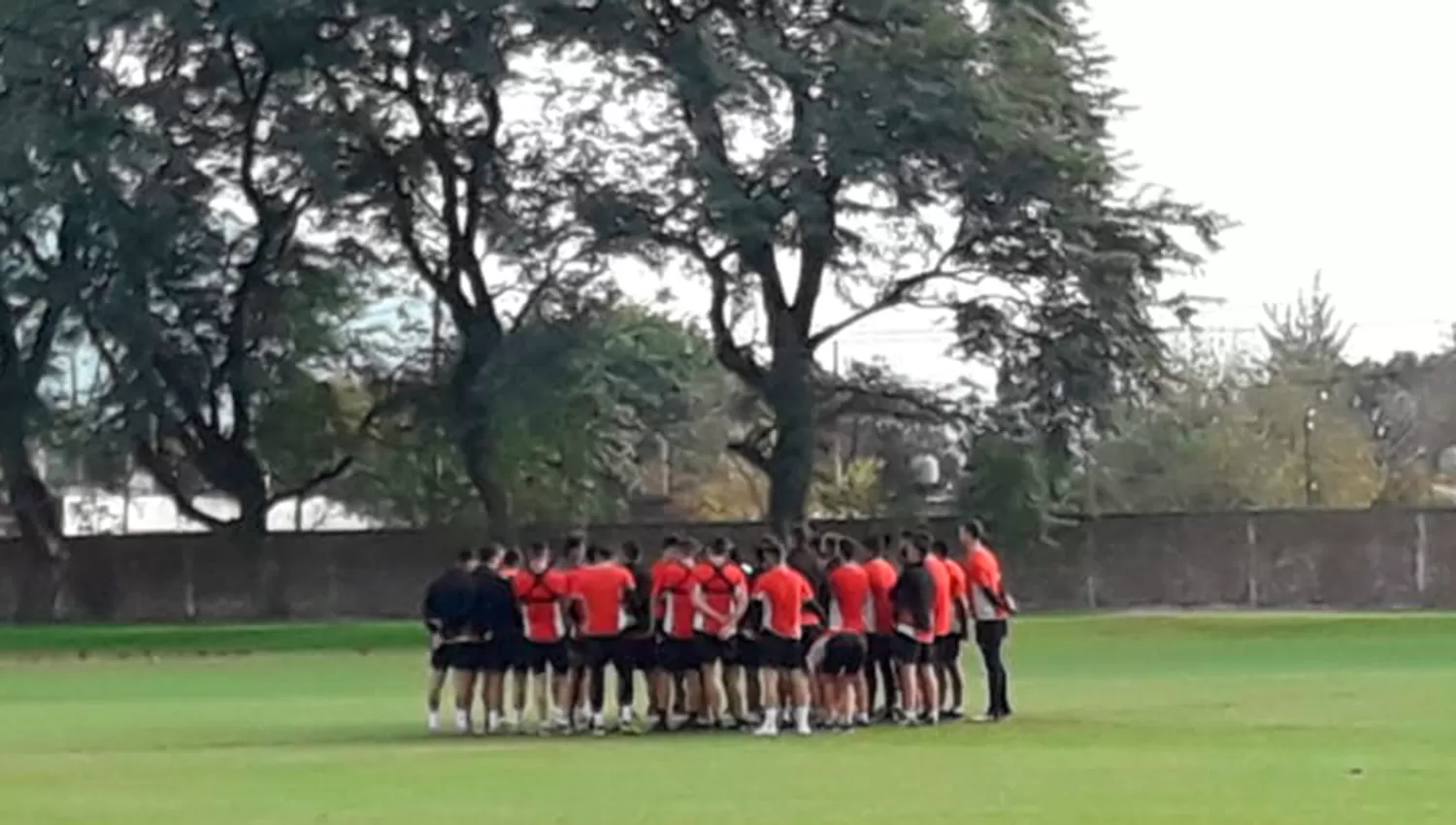 EN EL COMPLEJO. El plantel de San Martín charló en la previa al entrenamiento matutino. (@CASMOficial)