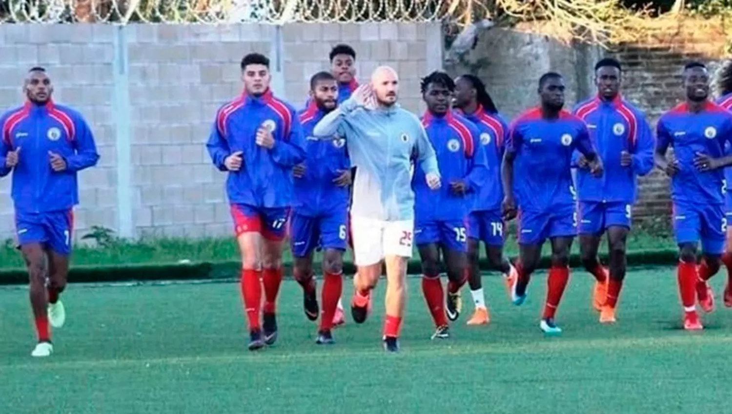 SELECCIÓN DE FÚTBOL DE HAITÍ. Visita a Argentina en La Bombonera. (CLARÍN)