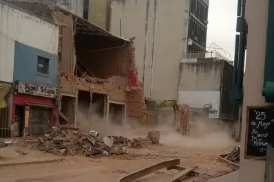 Retiraron el techo de chapa del ex Parravicini y ahora se pueden ver los alcances del derrumbe