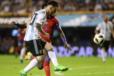 Con un triplete de Messi, Argentina le regaló una goleada a su público