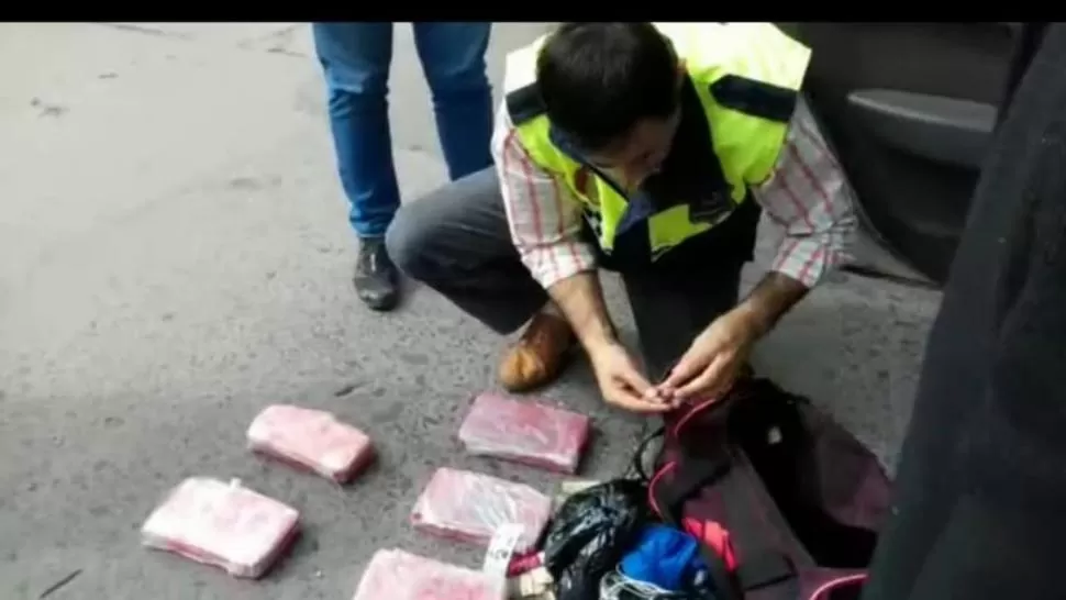 EN PLENA TAREA. Parte de la cocaína incautada por personal de la Digedrop.  