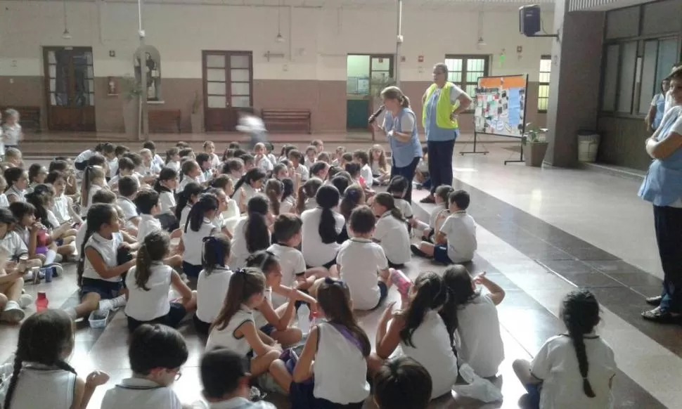 DOCENTES IDENTIFICADOS CON CHALECOS. Alumnos del colegio Santa Rosa en uno de los encuentros para hablar sobre el acoso escolar. 