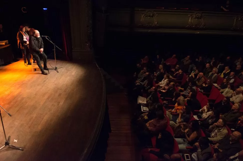 PLATEA ATENTA. Néstor Zapata reflexionó sobre la actividad teatral ante cientos de artistas de toda la Argentina. 