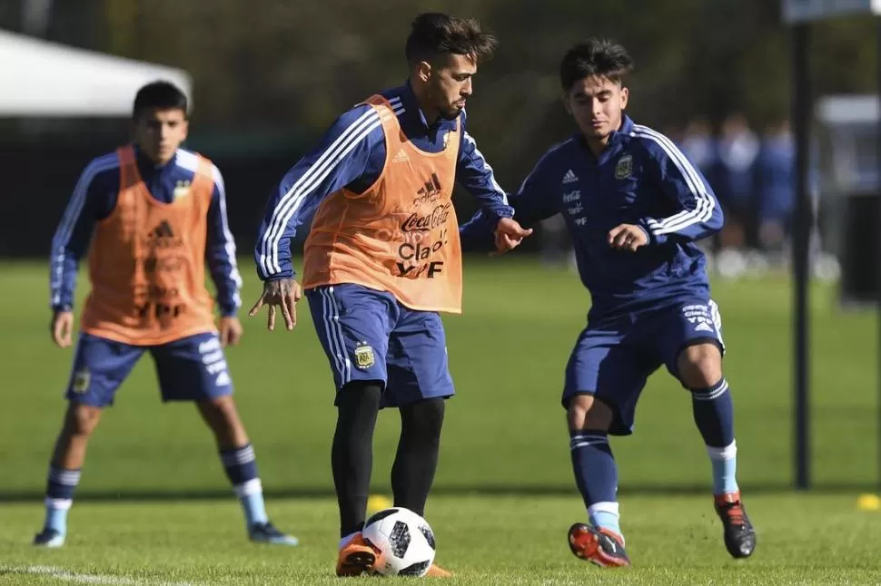 TRABAJO EN EZEIZA. El tucumano Galván marca de cerca Manuel Lanzini.  