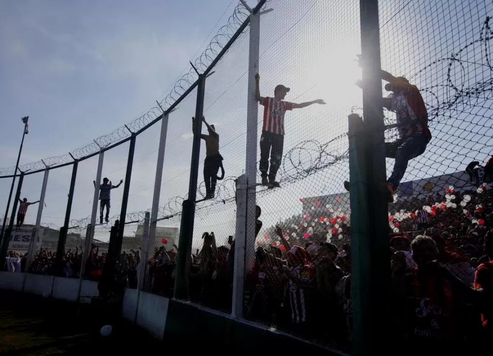 IMPRESIONANTE. Los 4.000 hinchas de San Martín que viajaron a Junín para alentar al equipo estuvieron en un lugar que no reunía las condiciones necesarias. Hubo muchas críticas al regresar a Tucumán. la gaceta / FOTOS MARIA SILVIA GRANARA