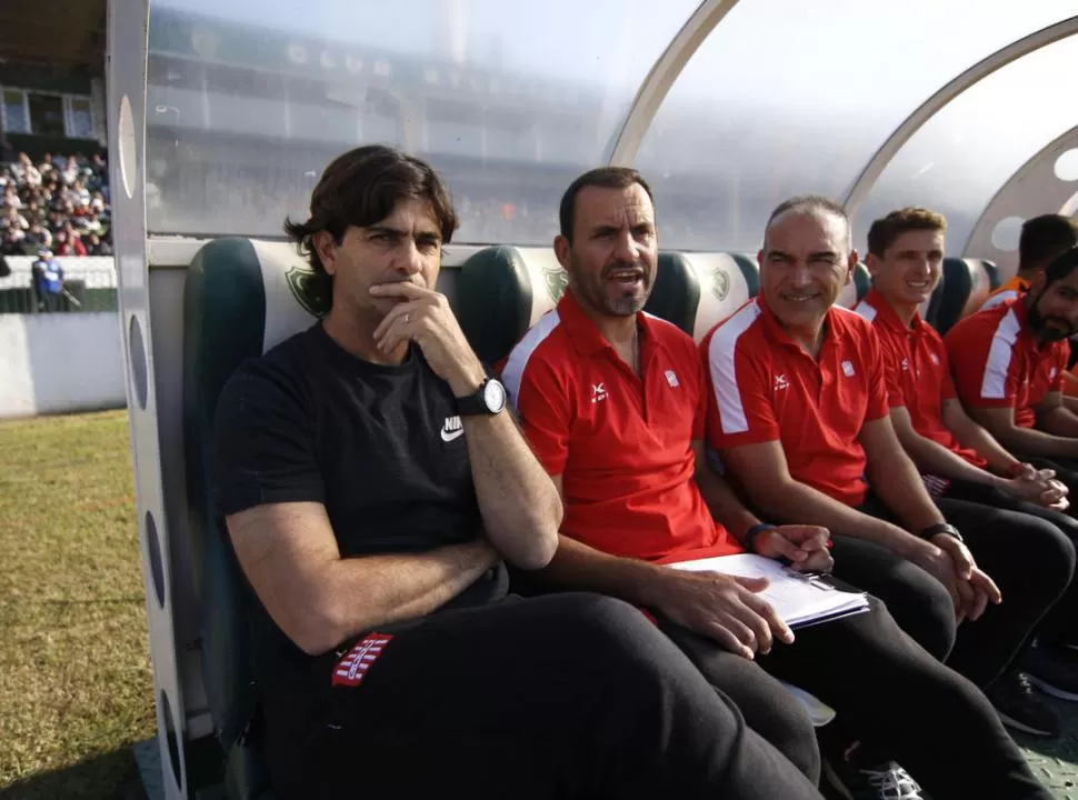 ESTADÍSTICA. En los 17 encuentros que el técnico Rubén Darío Forestello dirigió en esta temporada desde la fecha 13, sólo sufrió tres derrotas: ante Riestra, Brown de Adrogué y Sarmiento de Junín.   foto de maría silvia granara