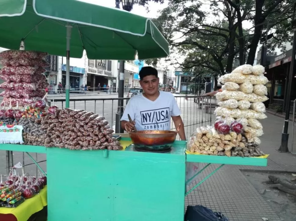 ATRÁS, LOS ESCOMBROS. Alí y su abuela se desplazaron hasta 25 de Mayo y 24 de Septiembre para vender. la gaceta / fotos de luis duarte