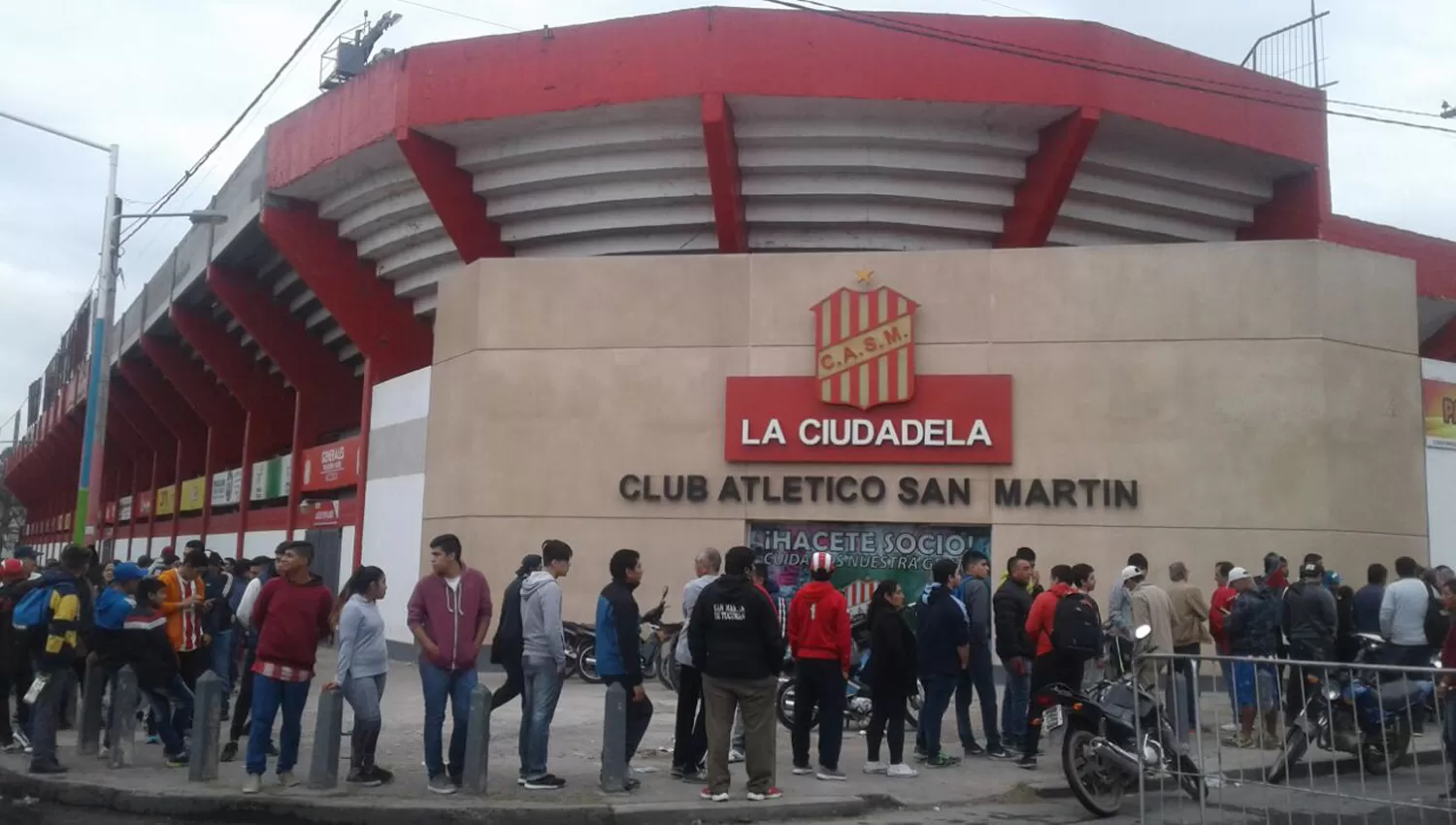 Hinchas de San Martín. LA GACETA / FOTO DE FRANCO VERA VÍA MOVIL