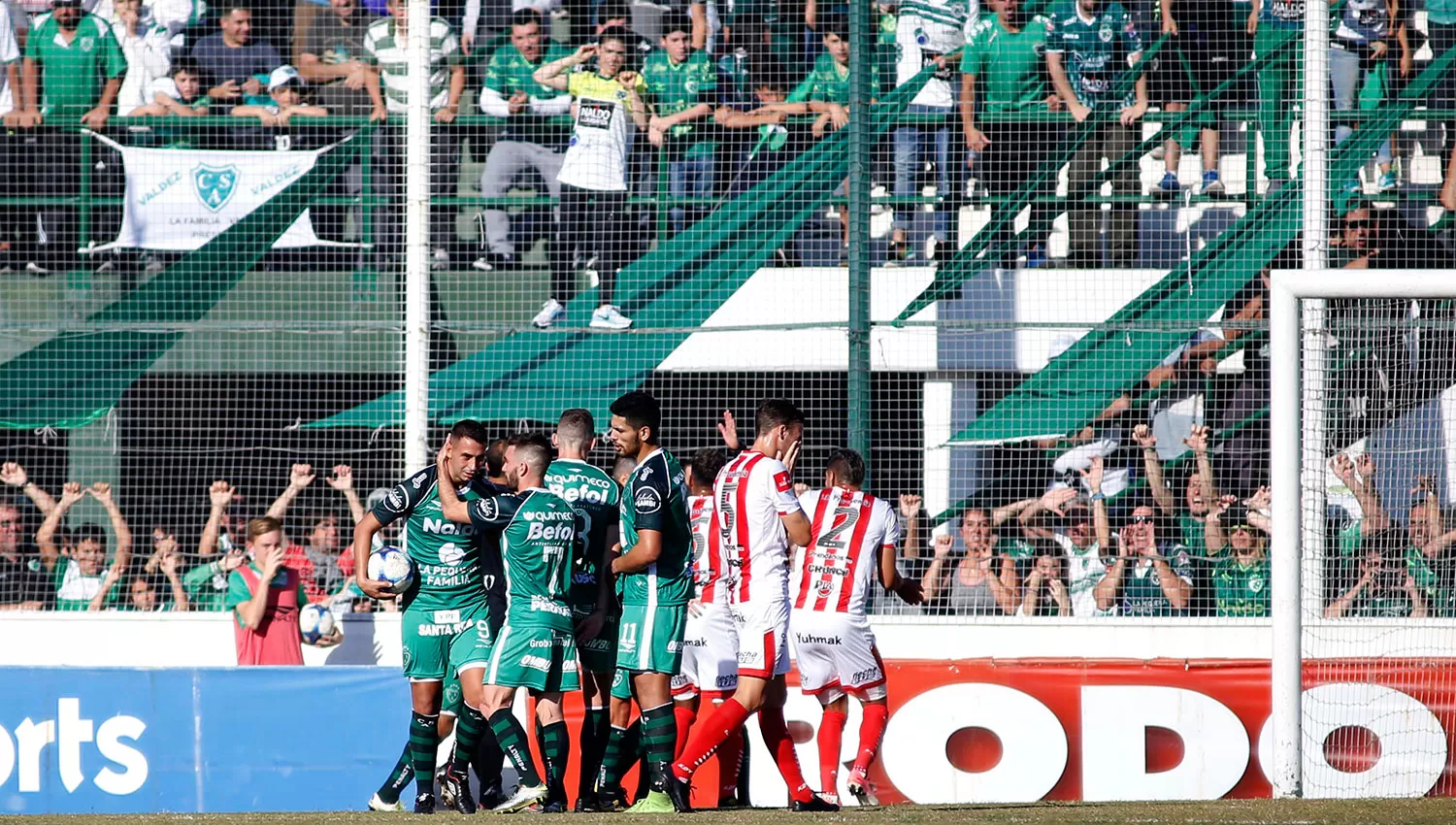 Los hinchas de Sarmiento quieren festejar en La Ciudadela. ARCHIVO