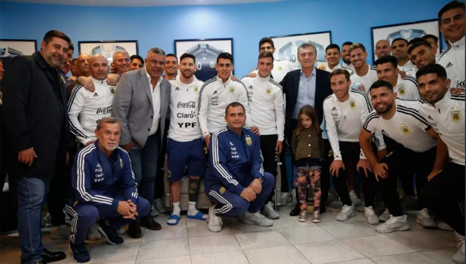 Macri junto a la delegación que partió a Barcelona. FOTO DE PRENSA DE LA AFA